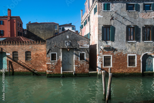 Dettaglio di palazzi veneziani che si affacciano su un canale in una giornata di sole photo