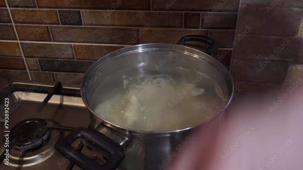 put the dumplings in boiling water, put the dumplings in boiling water put the dumplings in boiling water, put the dumplings in boiling water