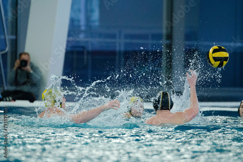 Duell bei einem Wasserballspiel