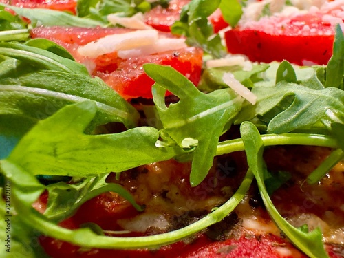 Tomate, Rucola und Parmesan als Belag auf einer Pizza, Rauke, Mozzarella, Pizzeria, Restaurant, lecker, Ernährung, Essen, Kochen, Rezept