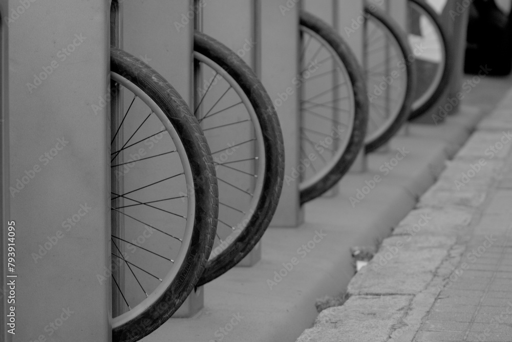 Movilidad: Ruedas de bicicleta en parking