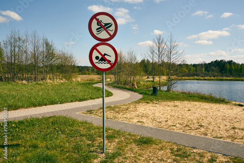 znak,zakaz jazdy na skuterze wodnym,zakaz pływania