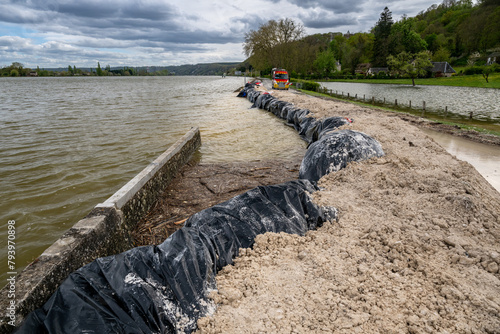 Inondations de la Seine  à Bardouville  (76) les 09 et 10 avril 2023. Colmatage provisoire de la brèche de la digue avec de la marne suite à rupture du muret de protection