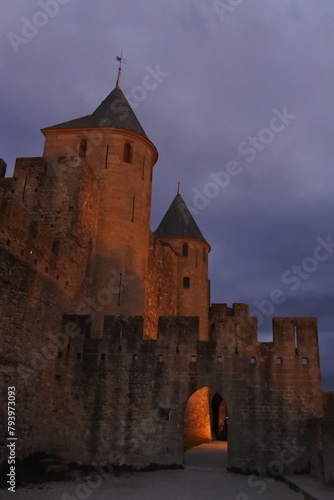 Mauern und Türme der Cité von Carcassonne bei Nacht	
