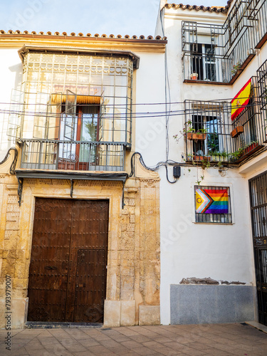 Cohabitation de drapeaux espagnols et transgenre à Cordoue photo
