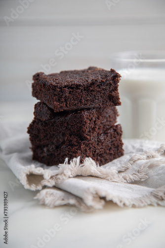 Fotografi Brownies cut in square pieces chunky texture dessert sweet food
