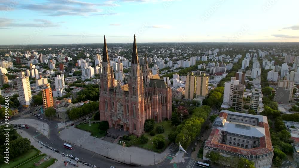 Catedral de La Plata, Inmaculada Concepción. Argentina. Vista de dron de la iglesia al atardecer Catedral de La Plata, Inmaculada Concepción. Argentina. Vista de dron de la iglesia al atardecer