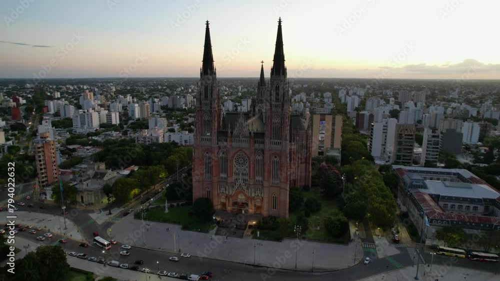 Vista frontal de Catedral de La Plata, Inmaculada Concepción. Argentina. Vista de dron de la iglesia.