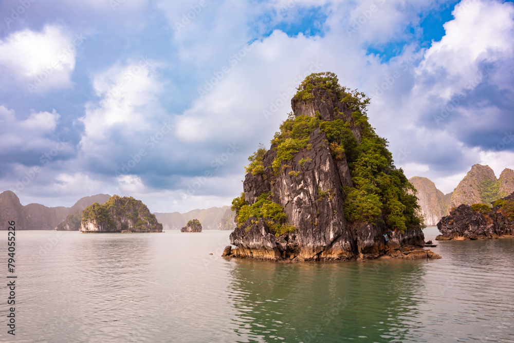 Obraz premium Ha Long bay in Vietnam with many islands and boats