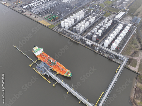 Liquid energy and petroleum products in the port of Antwerp. Distribution and shipping.