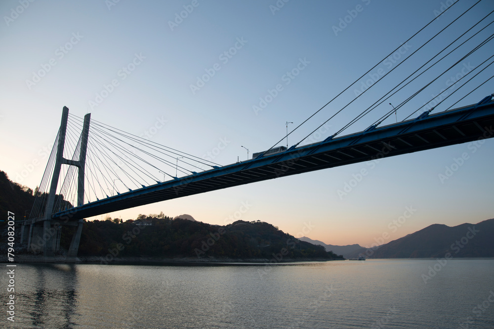 Obraz premium View of the suspension bridge on the lake