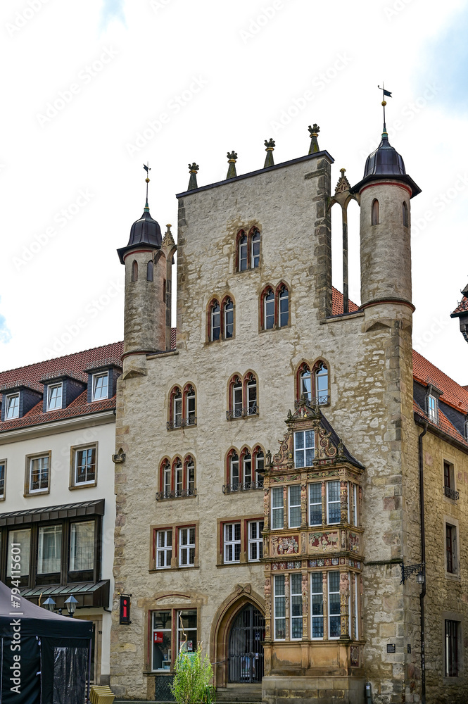 Das berühmte Tempelhaus in Hildesheim mit zwei Türmen, Tempelherrenhaus ist ein gotisches Patrizierhaus am Marktplatz in Hildesheim, NIedersachsen, Deutschland