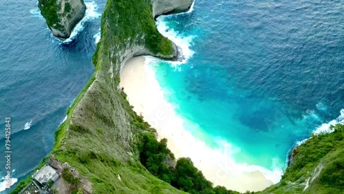 Der Kelingking Beach auf Nusa Penida, Indonesien photo