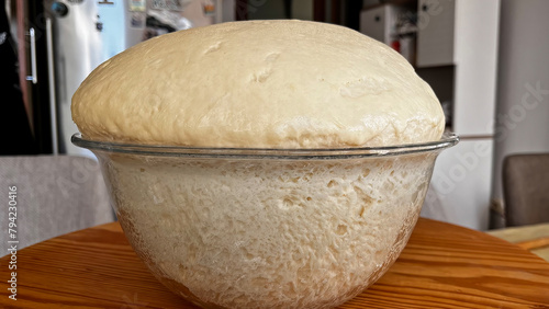 Fotografía Leavened and risen dough in a glass bowl. Fermented dough