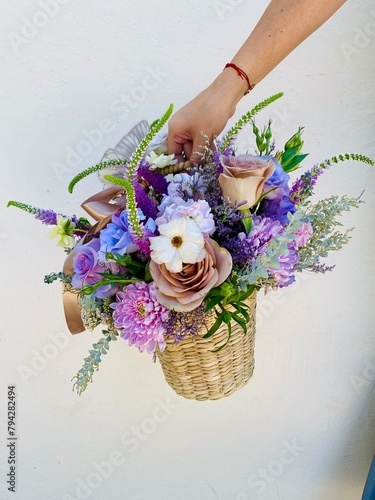 Elegante Diseño Floral con canasta en tonos morados. 
(Rosas, Lisianthus, ranunculus, Veronicas, spider, limonium) photo