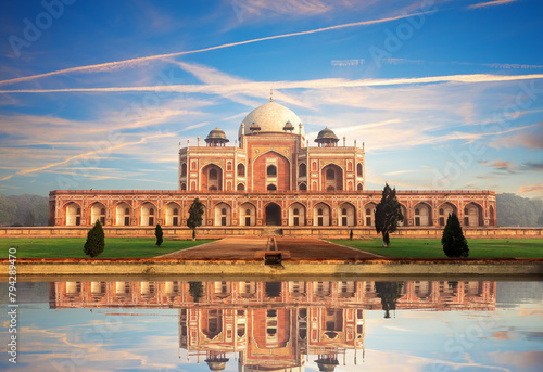 Obraz na płótnie Humayun s Tomb at sunset and its reflection, New Delhi, India w salonie