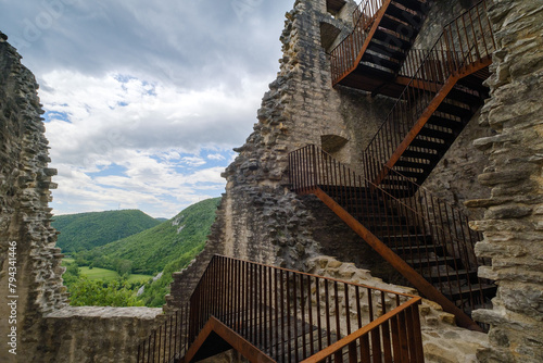 Petrapelosa kaštel abandoned castle in Croatia