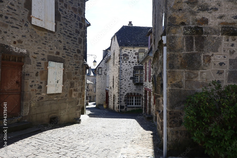 Vieille rue typique, village de Salers, département du Cantal, France