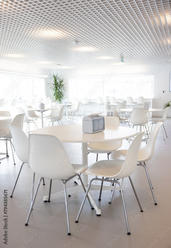 Cafétéria blanche table et chaises vides, jour, vertical