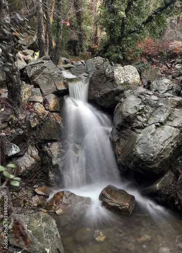 Bach im Wald auf dem Weg zu den Kaledonischen Wasserfällen bei Platres, Zypern