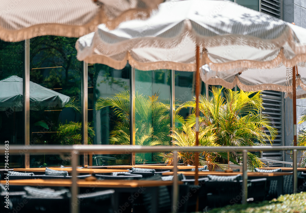 Obraz premium restaurant in the park summer miami