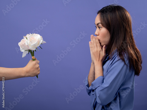 Fotografi Joyful asian woman receiving white roses, delighted surprise, blue blouse, again