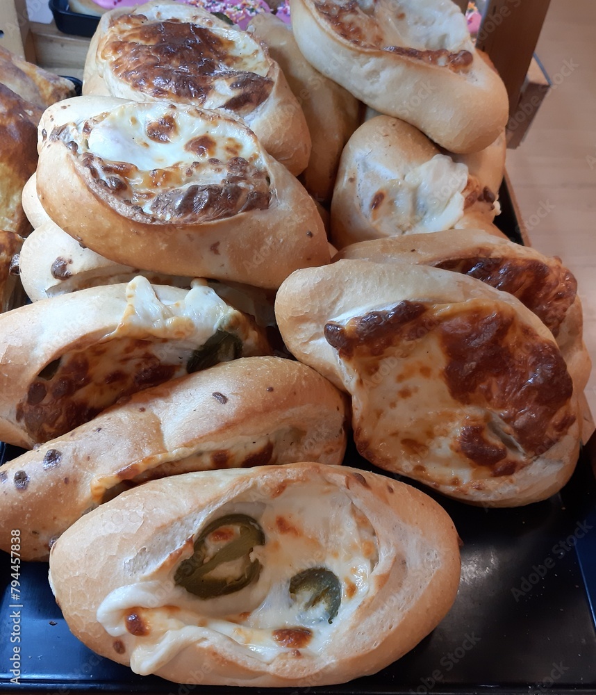 bolillos rellenos con queso y jalapeño en el supermercado, panaderia