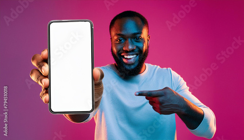 uomo che indica schermo smartphone pubblicità photo