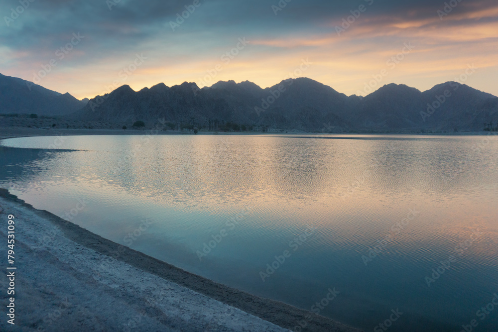 Fototapeta premium A beautiful sunset on the shore at lake Cahuilla, California.