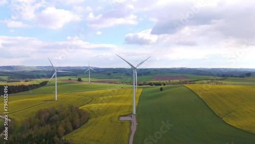 Avancée vers éoliennes et champs de colza photo