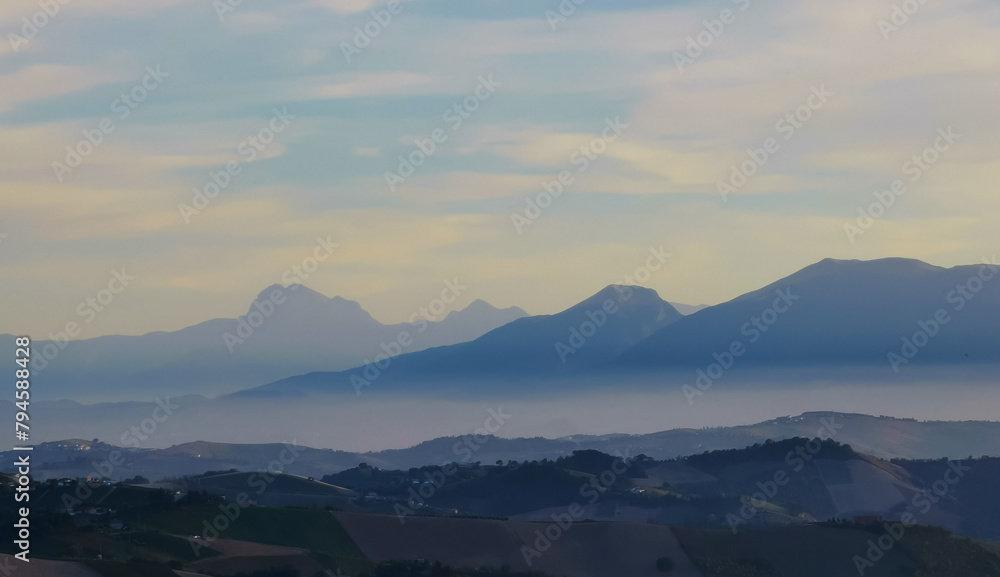 Paesaggio azzurro cielo valli e montagne