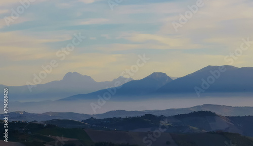 Paesaggio azzurro cielo valli e montagne © GjGj