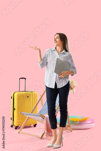 Young businesswoman with la...