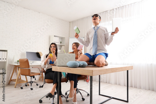 Business people with cockta...