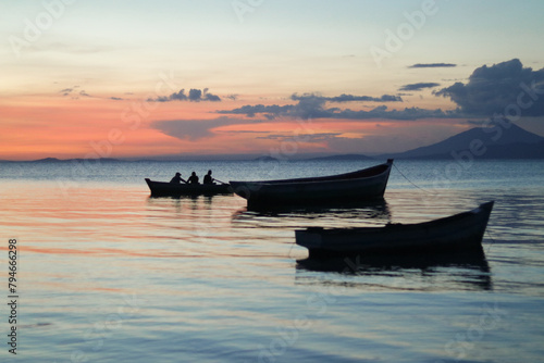 Hombres pescando un día por la tarde