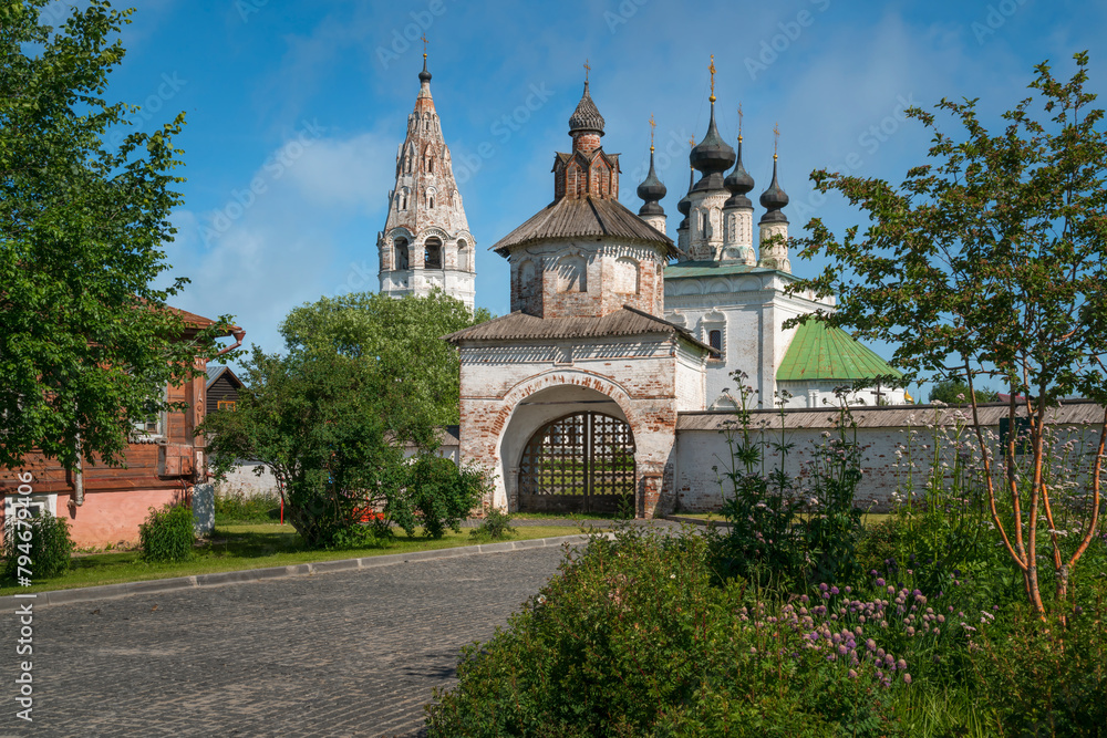 Φωτογραφία View of the Holy Gates of the Alexander Monastery, the Church of the Ascension a