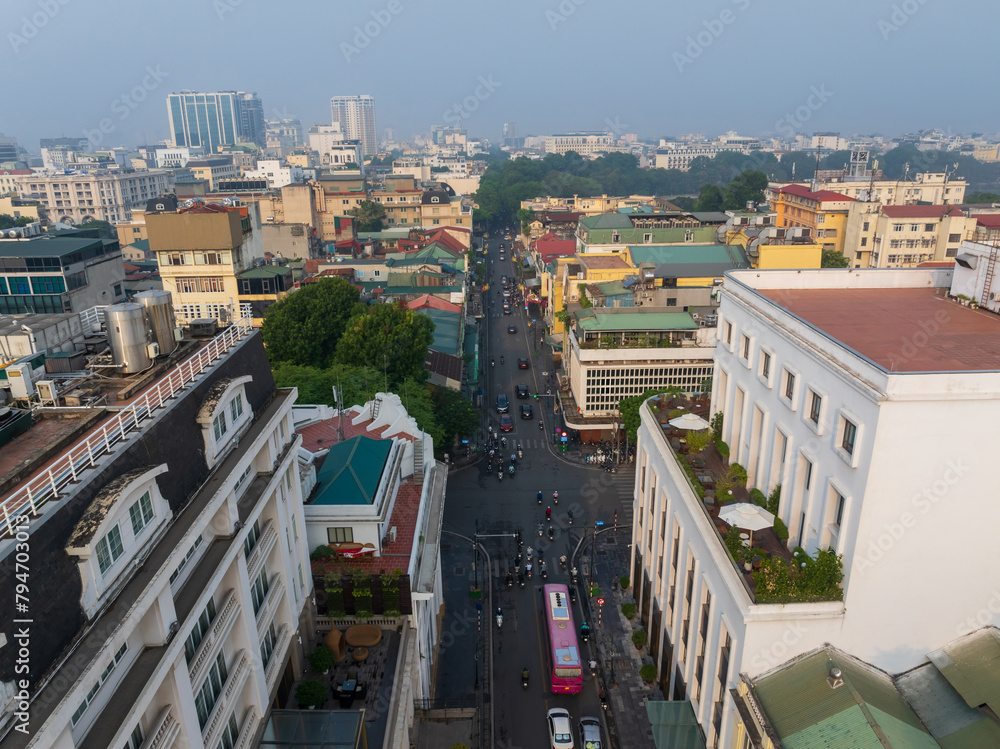 Obraz premium Aerial drone view of Hanoi old quarter with Trang Tien street in Hoan Kiem district.