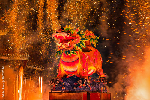 The Baoan Temple’s Fire Lion Fireworks Show (fang huoshi) is the combination of an impressive display of beehive firecrackers and traditional paper arts.