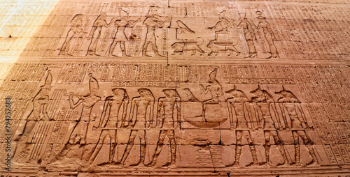 Foto Wall art bas relief of Ptolemy IX Soter II leading the procession of Horus in th