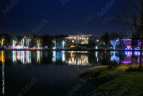 Ogród Świateł 2023 w Legendia Śląskie Wesołe Miasteczko w Chorzowie;  staw Koźlok