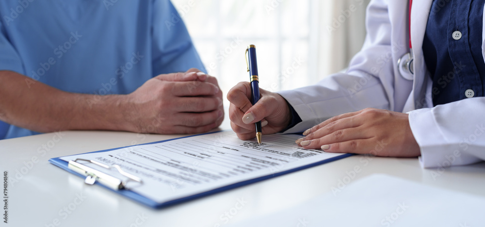 Fototapeta premium The doctor is examining the patients according to the checklist, annual visits to the doctor for physical examination. And follow the symptom check after taking medicine, health examination concept