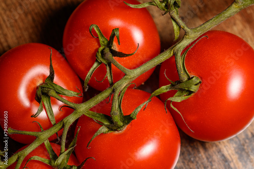 Piękne pomidorki cherry na gałązce w zbliżeniu marko © Paweł Kacperek