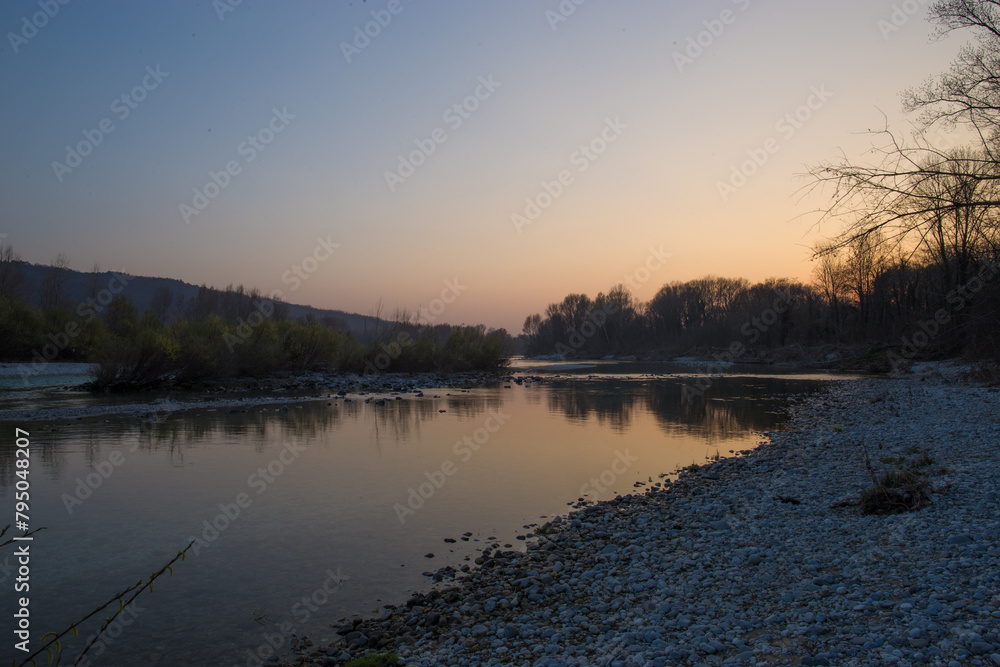 ampia visuale panoramica delle sponde del fiume Isonzo, nel nord est Italia, e delle colline del Carso vicino a Gorizia, di sera, al tramonto