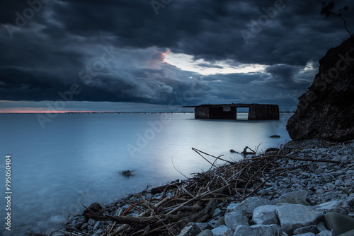 grosso temporale che si avvicina alla terraferma, di sera, al tramonto, visto dall'area marina costiera vicino a Trieste, nel nord est Italia