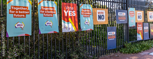 Foto Voting posters outside a polling place for the Australian referendum to The Voice