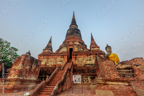 background of important religious tourist attractions in Ayutthaya Province of Thailand,Wat Yai Chai Mongkol,has an old Buddha image from the Krungsri period,allowing tourists from all over the world