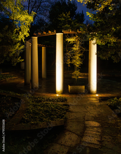 Podświetlony nocą budynek świątyni w parku.