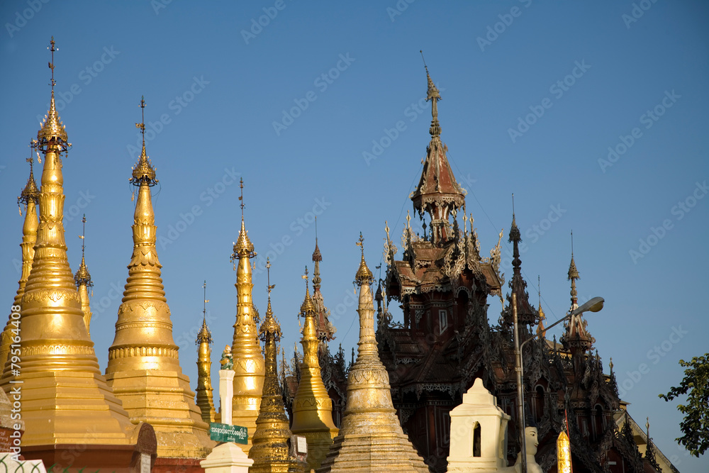 Naklejka premium Myanmar Yangon Shwedagon Paya on a sunny spring day