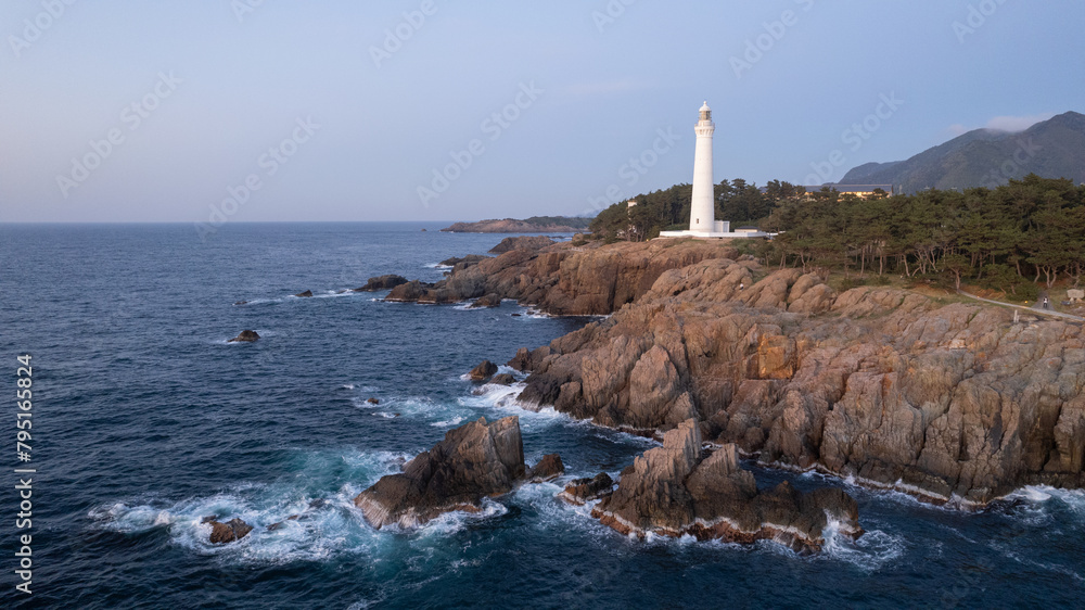 Fototapeta premium 夕日と日御碕灯台