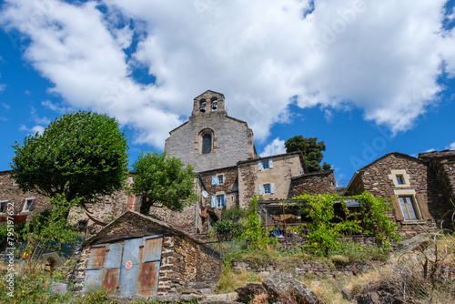 Village de Thines dominé par son église (Ardèche, France)